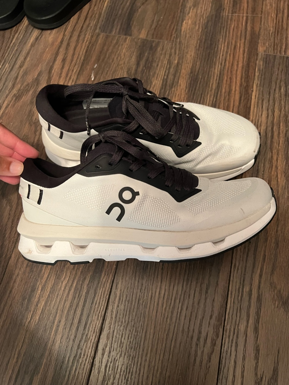 EUC On Running Lightweight Cloudzone Running Shoes - White/Black
